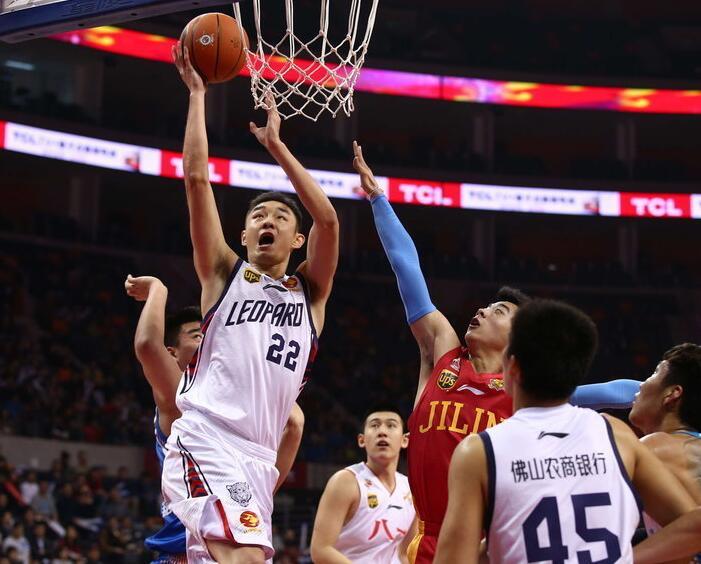 板下抢到球 板下抢到球